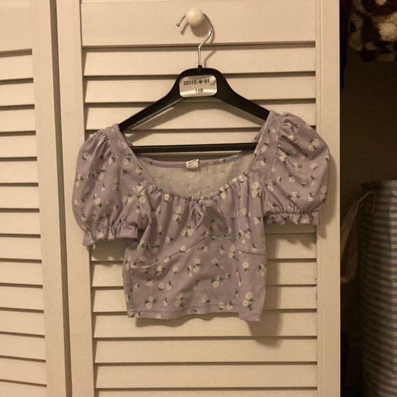 Cute cropped top. Purple with little daises on it. Size- 13-14 yr! - Picture 1 of 2